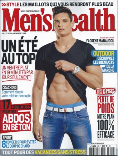 mannequin porte un t-shirt noir ajusté et un jean bleu, dévoilant ses abdominaux, style décontracté et sportif, idéal pour un look estival moderne.