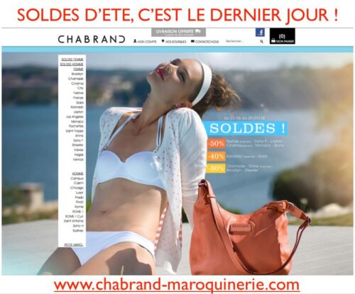 Mannequin en maillot blanc avec gilet léger, accessoirisée d'un bandeau et d'un sac à main orange, dans un décor estival chic, évoquant l'élégance décontractée des soldes d'été.