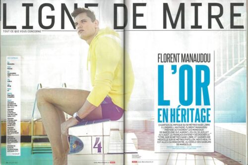 mannequin pose au bord d’une piscine, portant un sweat à capuche jaune vif et un short violet, illustrant un style sportif et décontracté.