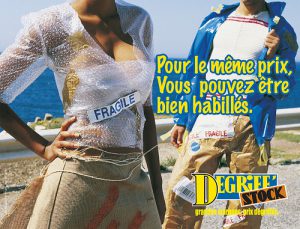 Deux mannequins portent des tenues conceptuelles faites de film plastique et de matériaux recyclés, illustrant une approche avant-gardiste et audacieuse de la mode contemporaine.
