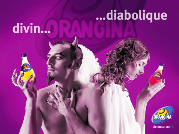 Deux mannequins posent dos à dos, incarnant des styles angélique et diabolique, vêtements minimalistes, tenues évocatrices, ambiance mode avant-gardiste sur fond violet, accessoires Orangina.
