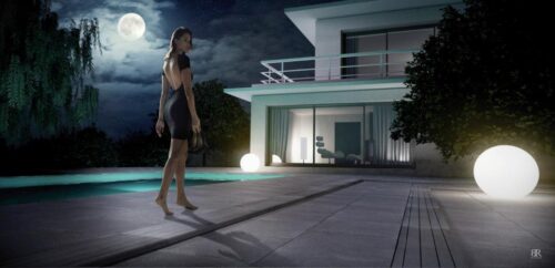 Mannequin portant une robe noire élégante et escarpins, marchant près d’une piscine moderne en soirée, ambiance sophistiquée, mise en valeur du style chic et urbain.