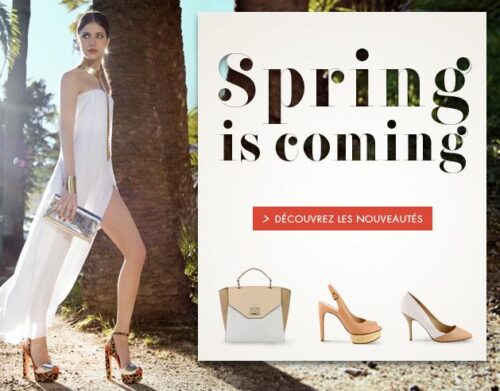 Mannequin en robe blanche élégante, accessoires tendance ; affiche promotionnelle annonçant les nouveautés mode printemps avec sacs et chaussures sophistiqués.
