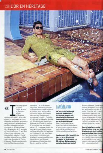 mannequin masculin porte un ensemble décontracté vert, allongé au bord d'une piscine, mettant en valeur un style estival sophistiqué avec des lunettes de soleil tendance.