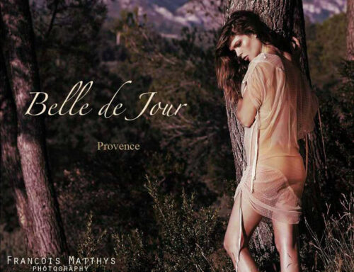 mannequin porte une robe légère et transparente dans un décor naturel ; style élégant, ambiance romantique et subtile, typique d’une campagne publicitaire de mode haut de gamme.