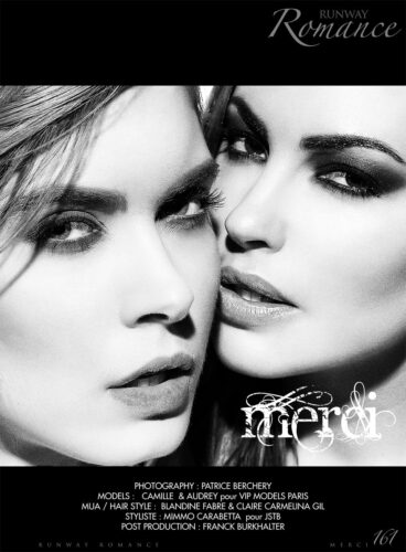 Deux mannequins posent en gros plan, maquillage sophistiqué, ambiance glamour en noir et blanc, mettant en valeur l'intensité du regard et l'élégance contemporaine.