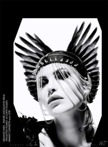 Mannequin en portrait, coiffé d’une couronne de plumes noires et de chaînes, maquillage graphique, style avant-gardiste mettant en avant une esthétique mode audacieuse et dramatique.