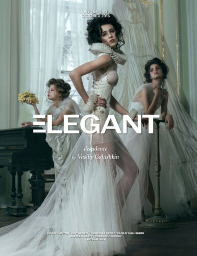 Trois mannequins posent dans des robes blanches vaporeuses, ambiance sophistiquée, décor intérieur classique, style haute couture, atmosphère romantique et raffinée.