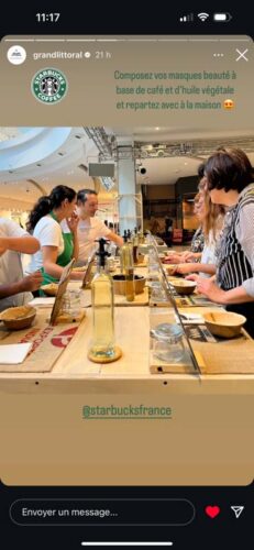 Installation scénographique immersive : comptoir en bois partagé, bouteilles d’huile, bols et ustensiles alignés, suggérant une expérience culinaire participative en vitrine.