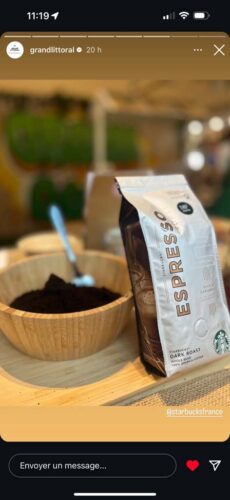 Présentation soignée de café moulu dans un bol en bois, accompagnée d’un sachet de café espresso exposé comme élément décoratif dans une vitrine thématique.