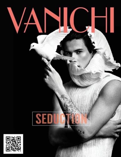 Couverture de magazine en noir et blanc, homme avec une colombe, stylisme créatif, texte «Séduction», direction artistique de Mimmo Carabetta, ambiance élégante et artistique.