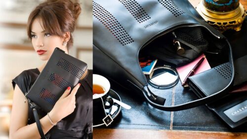 Mannequin élégant tenant une pochette noire structurée ; à côté, un sac à main noir moderne ouvert, révélant des accessoires tendance et un style de vie sophistiqué.